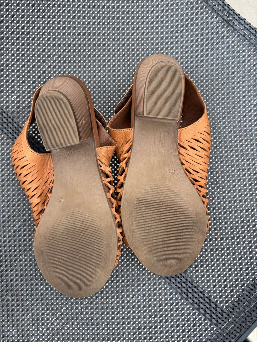 Bueno Women's Cognac Lacey Slingback Sandals - Picture 5 of 10
